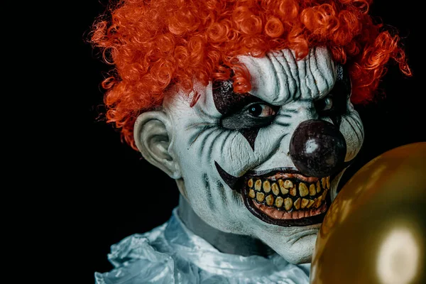 Nahaufnahme Eines Gruselig Bösen Clowns Mit Roten Haaren Der Den — Stockfoto