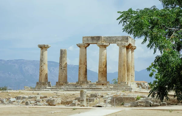 希腊科林斯古城著名的阿波罗神殿的遗迹 夏天的一天 — 图库照片