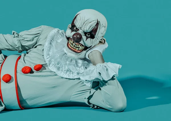 Läskig Skallig Ond Clown Med Ett Hotfullt Leende Klädd Grå — Stockfoto