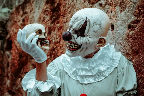 Payaso Malvado Espeluznante Con Disfraz Gris Con Volantes Pompones Rojos — Foto de Stock