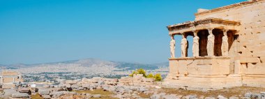 Atina, Yunanistan ve ünlü Bakireler Verandası 'ndaki Echtheion veya Temple of Athena Polias' ın panoramik görüntüsü