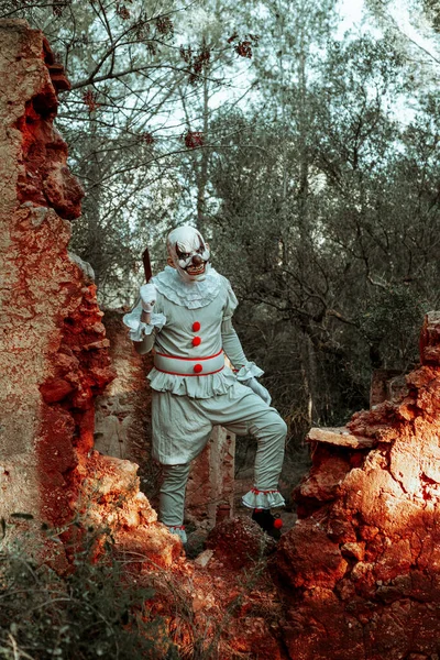 Strašidelný Zlý Klaun Oblečený Šedém Kostýmu Bílými Volánky Krkem Červenými — Stock fotografie