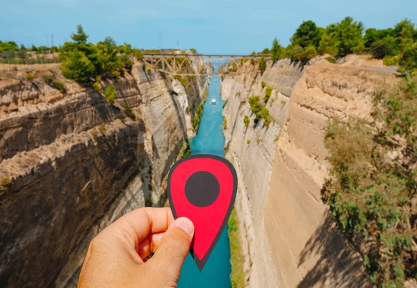 Hand Man Holding Red Marker Pointing Corinth Canal Greece Isthmia — Stock Photo, Image