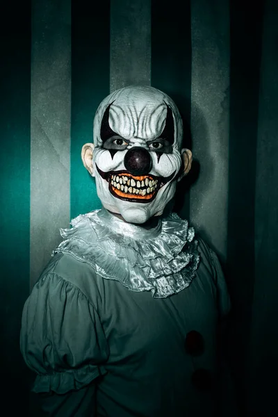 Ein Gruseliger Glatzköpfiger Böser Clown Einem Grauen Kostüm Mit Weißer — Stockfoto