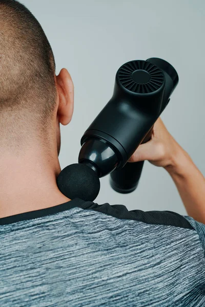 Ung Kaukasier Man Bär Sportkläder Massera Musklerna Nacken Med Massage — Stockfoto