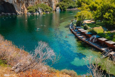 Vouliagmeni, Yunanistan - 1 Eylül 2022: Yunanistan 'ın Vouliagmeni kentindeki Vouliagmeni Gölü, pek çok insanın güzel havanın tadını çıkardığı bir yaz günü