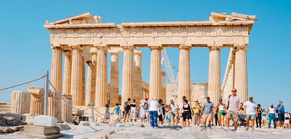 Ateny Grecja Sierpnia 2022 Grupa Zwiedzających Obserwuje Pozostałości Partenonu Akropolu — Zdjęcie stockowe