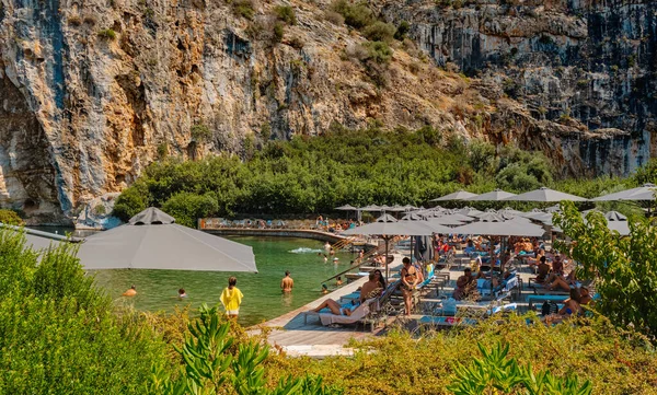 Vouliagmeni Grécia Setembro 2022 Pessoas Desfrutando Bom Tempo Lago Vouliagmeni — Fotografia de Stock