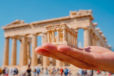 Yunanistan 'ın Akropolis kentindeki ünlü binanın önünde Parthenon' un kalıntılarının bir kopyası duruyor.
