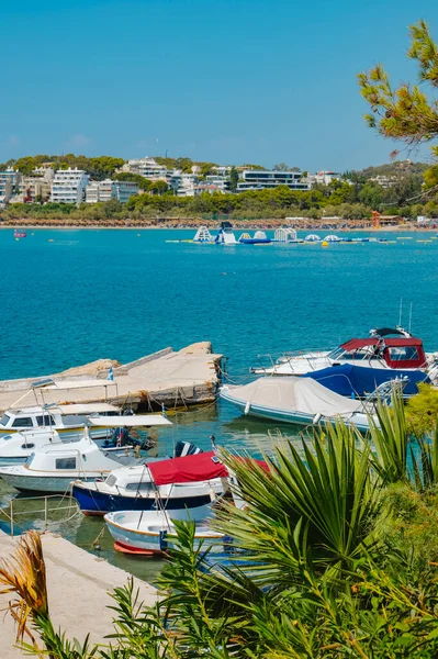 Una Vista Pequeño Puerto Vouliagmeni Grecia Con Algunos Barcos Amarrados —  Fotos de Stock