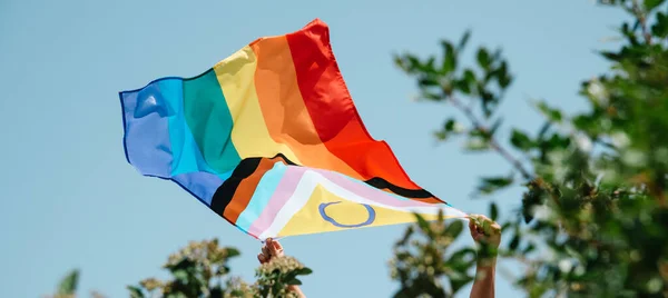 Närbild Person Som Visar Intersex Inkluderande Framsteg Stolthet Flagga Tittar — Stockfoto