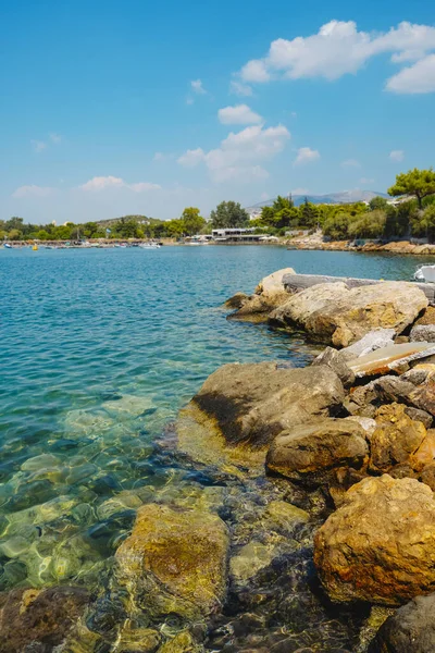 Detalle Algunas Rocas Mar Mediterráneo Playa Vouliagmeni Vouliagmeni Grecia Día — Foto de Stock