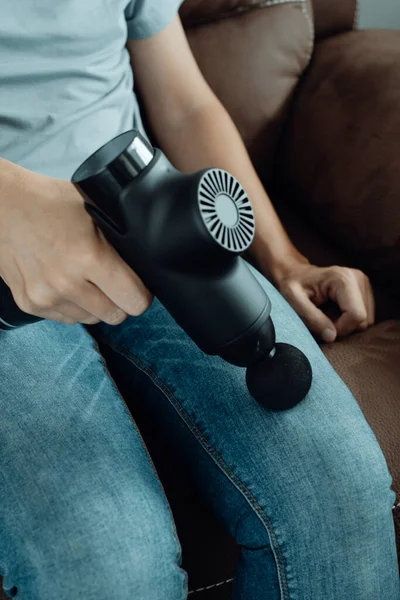 Closeup Young Caucasian Man Wearing Jeans Using Massage Gun Massage — Stock Photo, Image