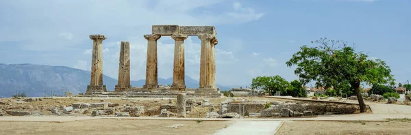 希腊古代科林斯著名的阿波罗神殿的遗迹 夏天的一天 以全景的形式被用作网页横幅或标题 — 图库照片