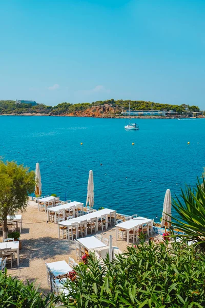 Столы Одинокого Ресторана Рядом Средиземным Морем Заливе Вулиагмени Вулиагмени Греция — стоковое фото