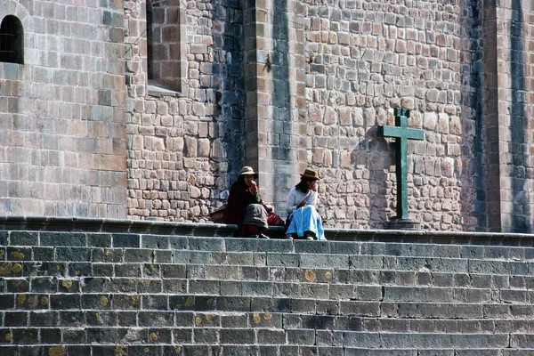 Pessoas Sentadas Degraus Pela Igreja Cuzco — Fotografia de Stock