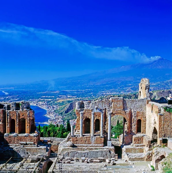 Taormina Sicilya Arka Planda Etna Dağı Sahip Yunan Tiyatrosu — Stok fotoğraf