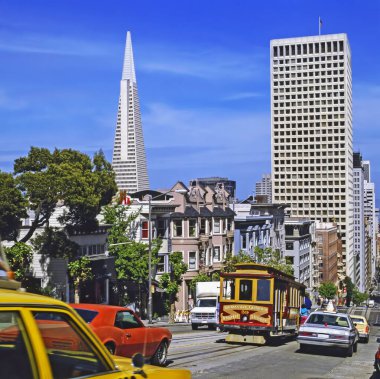 San Francisco, California 'da arabaları ve teleferiği olan bir sokak.