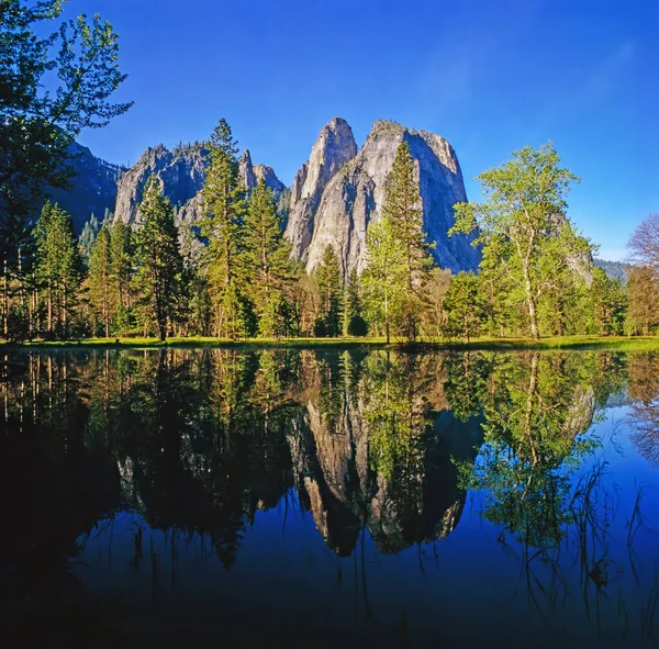 Reflexión Agua Parque Nacional Yosemite California — Foto de Stock