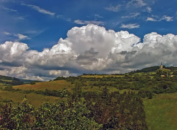 Chiesa Sulla Collina Con Nuvole — Foto Stock