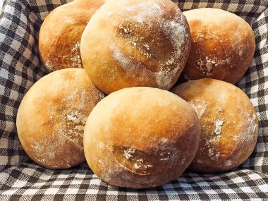 Masada ev yapımı ekmek ruloları var.