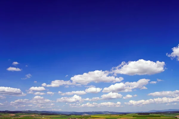 雲と夏の風景 — ストック写真