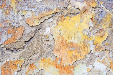 Duvardaki boyayı soyuyorlar.