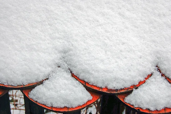 Χειμώνας Στον Κήπο Κεραμίδια Σκεπασμένα Χιόνι — Φωτογραφία Αρχείου