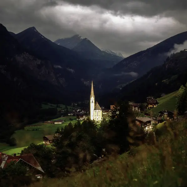 Alpine Aldeia Heiligenblut Com Igreja São Vicente Áustria — Fotografia de Stock
