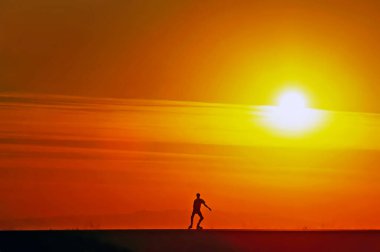 Gün batımında San Diego 'da Miramar Gölü' nde paten kayarken.