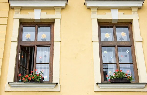 Hus Fönster Med Blommor — Stockfoto