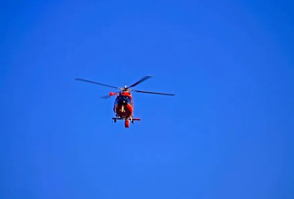 Вертолет Пролетает Над Тихоокеанским Побережьем Сан Диего — стоковое фото
