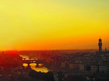 Günbatımı Floransa'daki Ponte Vecchio ve nehir Arno, İtalya                  