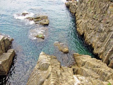 İtalya kıyısındaki Riomaggiore 'de Rocky sahili                            