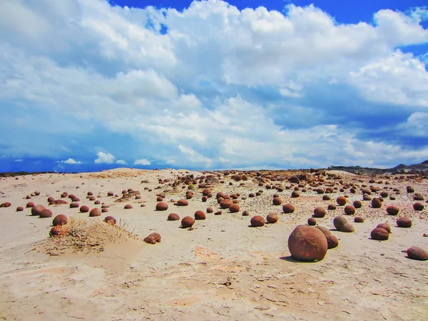 カンチャ ボカス Cancha Bochas アルゼンチンの河川 イスキガルアスト州立公園内に付着して形成されたボール状の岩石 — ストック写真