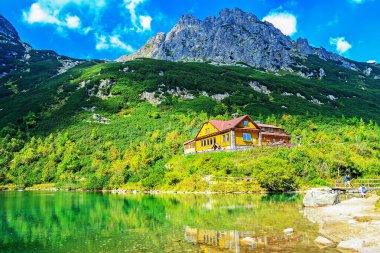 Slovakya 'daki Tatra Dağları' nda Yeşil Göl 'ün Chalet' i