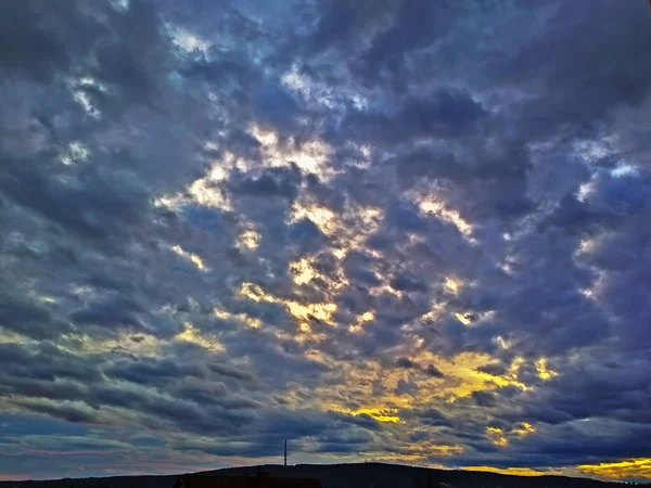 Stürmische Wolken Ziehen Über Den Hügel — Stockfoto