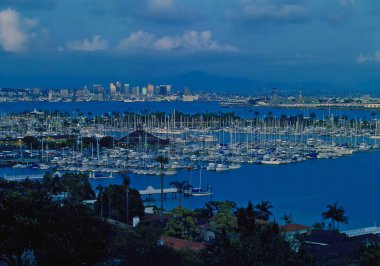 San Diego şehir merkezi ve Shelter Adası alacakaranlıkta, California
