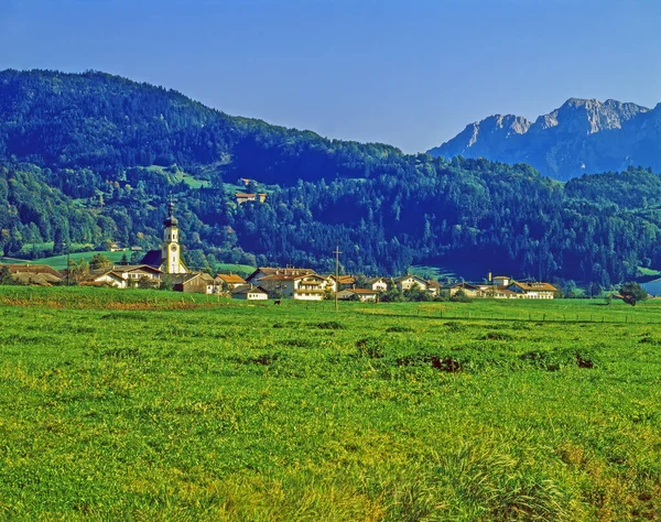 Деревня Австрии Зеленым Полем Горами — стоковое фото