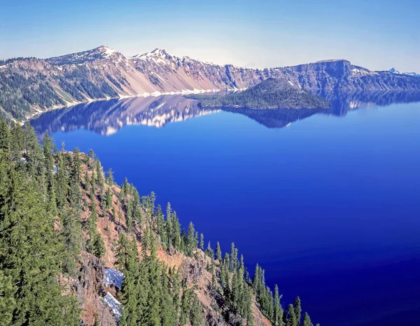 Kráterové Jezero Ostrůvkem Průvodce Oregonu — Stock fotografie