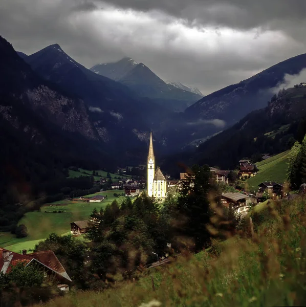 Alpine Aldeia Heiligenblut Com Igreja São Vicente Áustria — Fotografia de Stock