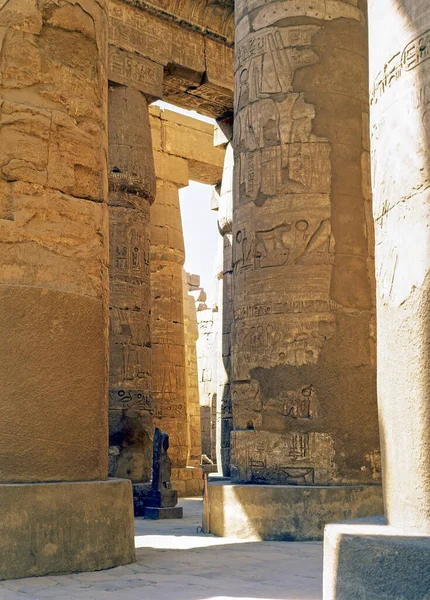 Колонны Hypostyle Hall Карнак — стоковое фото