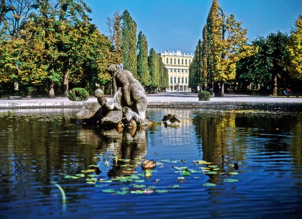 Fountain Palace Schonbrunn Vienna — Stock Photo, Image