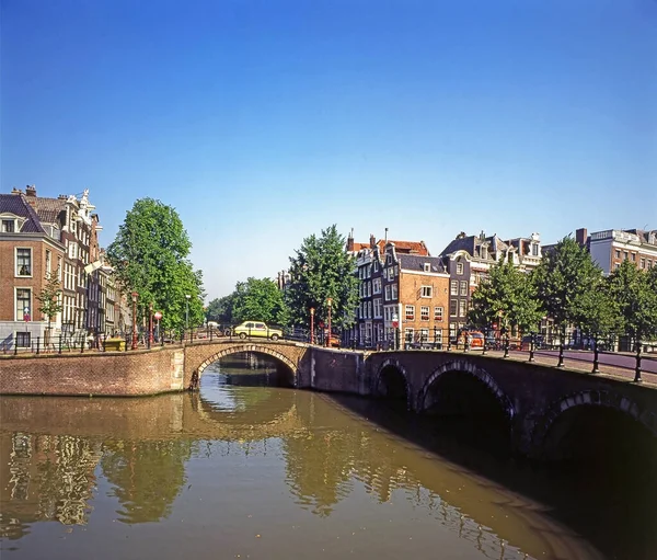 Kanaal Met Brug Amsterdam Nederland — Stockfoto
