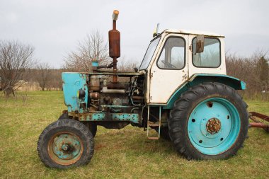 Kırsalda eski hafif, evrensel tekerlekli traktör.