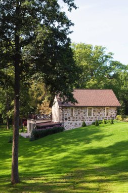 Ormandaki ev, sessiz bir tepedeki.