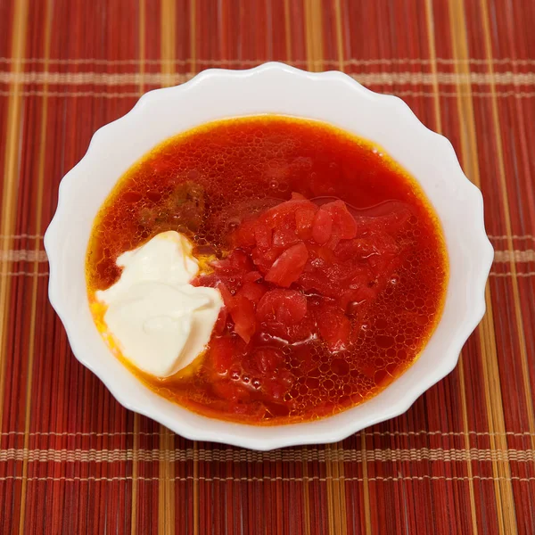 Tazón Sopa Con Remolacha Crema Agria Una Servilleta Ornamental —  Fotos de Stock