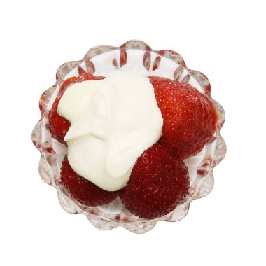 Beyaz arka planda izole edilmiş vazoda kremalı olgun çilek meyveleri.