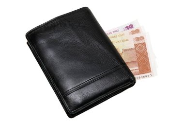Beyaz arka planda izole edilmiş yumuşak deriden yapılmış erkek cüzdanı.