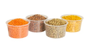 Dört çeşit mercimek - kırmızı, sarı, yeşil ve kahverengi
